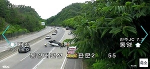 고속도로 진입 덤프트럭 들이받은 SUV ‘벌러덩’…인명피해 없어