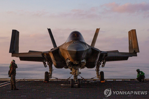 [속보] 미군 “호르무즈 상선 공격한 이란 겨냥해 강력한 공습 시작”
