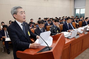 외국인 팔자에 흔들린 코스피…신현송 "후반기 매도세 잦아들 것"