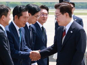 [속보] 이대통령·민주당 지지율 3달만 첫 반등 ‘골든크로스’…국힘, 중도 떠나 선두 반납
