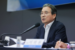 [속보] 김용범 “2025년, 훗날 한국 경제의 장기 추세선 바꾼 해로 기억될 것”