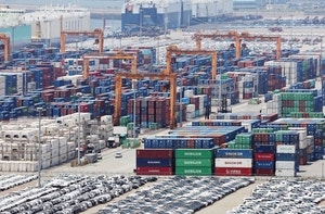 국제유가 급락에 <b>수입물가</b> 4.4%↓…3년6개월 만에 <b>최대</b> 낙폭