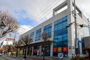 [속보] 청주시의원 아동 성매매 혐의…경찰, <b>청주시의회 압수수색</b>