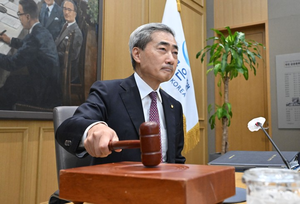 [속보] <b>한은</b>, <b>기준금리</b> 0.25%p <b>인상</b>…3년 6개월 만에 긴축
