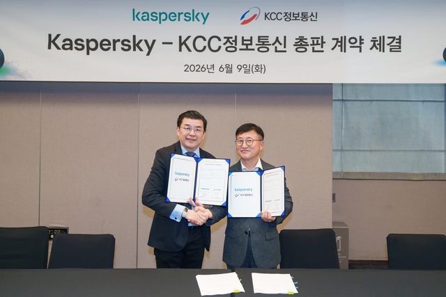 아드리안 히아(왼쪽) 카스퍼스키 APAC 총괄 사장과 유경태 KCC정보통신 대표가 지난달 총판 계약을 체결하고 기념촬영하고 있다. KCC정보통신 제공