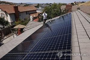 트럼프, 이르면 6일 <b>폴리실리콘</b>에 ‘최소 15%’ <b>관세</b> 결정…한화큐셀·...