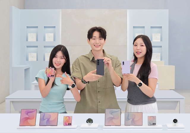 모델이 오는 7일 출시하는 삼성전자‘갤럭시 Z 폴드8 울트라·폴드8·플립8’제품을 소개하고 있다.삼성전자 제공
