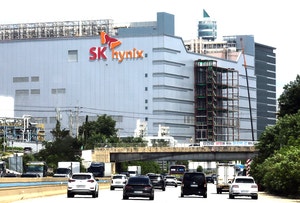 블룸버그 “<b>SK</b>하닉, 중국 충칭 패키징공장 <b>지분매각</b> 검토”