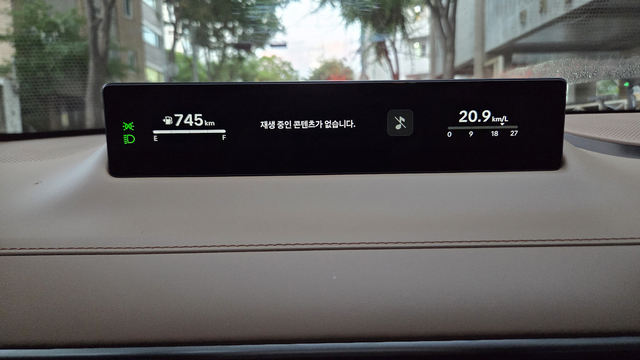 더 뉴 그랜저 하이브리드의 계기반 역할을 하는 ‘슬림 디스플레이’에 주행 연비(리터당 20.9㎞)가 기록돼 있다.