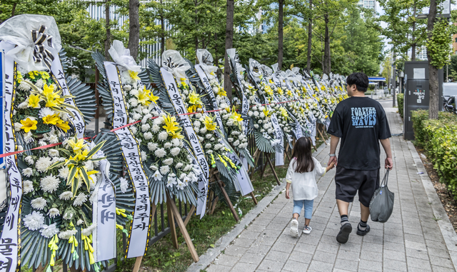 정부가 발표할 주택 공급 계획에 서울 용산어린이정원 등이 검토 대상에 오른 것으로 알려진 9일 서울 용산어린이정원 입구 인근에 근조화환들이 놓여 있다.박동욱 기자 fufus@