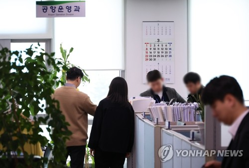 지난 3월 정부세종청사 국토교통부 공항운영과 압수수색하는 경찰 여객기참사 특별수사단. [연합뉴스]