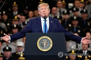 막 던지는 <b>트럼프</b>?… “호르무즈 해협, 조만간 미국 <b>영토</b>로 <b>선언</b>”