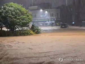 [속보] ‘700 <b>폭우</b>’ <b>거제</b> 산사태…매몰 1명 심정지·2명 구조