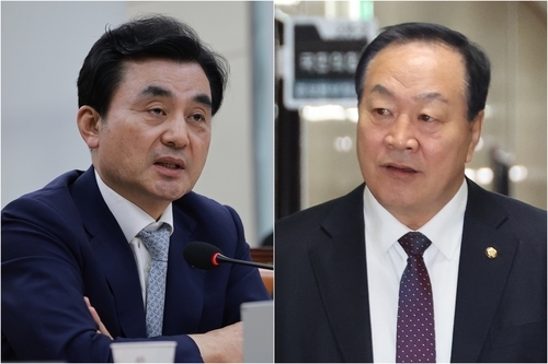 안규백(왼쪽) 국방부 장관과 국민의힘 한기호 의원 [연합뉴스 자료사진]