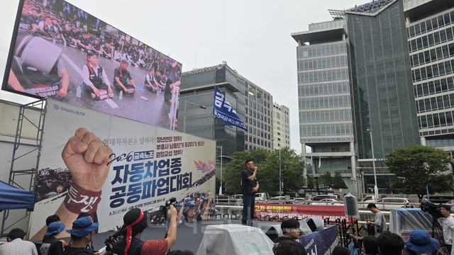 박상만 금속노조 위원장이 21일 현대자동차그룹 양재사옥 앞에서 가진‘자동차 업종 공동 파업대회’에서 발언을 하고 있다.장우진 기자