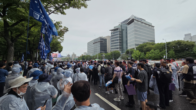 금속노조 현대자동차지부를 포함한 완성·부품사 노조가 21일 현대차그룹 양재사옥 앞에서‘자동차 업종 공동 파업대회’를 갖고 있다.노조는 이날 참석 인원을 3000여명으로 추산했다.장우진 기자