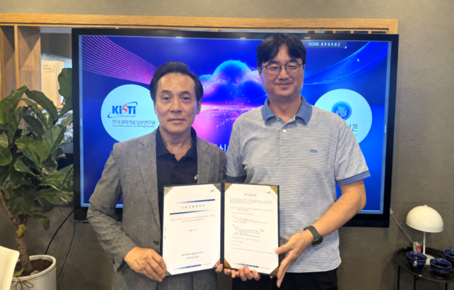 김재수(왼쪽) 투비유니콘 대표와 이원혁 KISTI 센터장이 기술이전 계약을 체결하고 기념촬영을 하고 있다. 투비유니콘 제공.