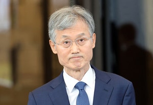 李대통령 직접 당부…<b>강훈식</b> 비서실장, 조희대 대법원장 부친상 <b>조문</b>