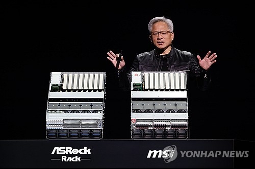 RTX 프로 서버 소개하는 젠슨 황. EPA 연합뉴스 자료사진