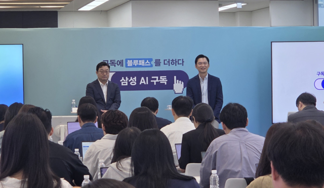 임성택(오른쪽) 삼성전자 한국총괄 부시장과 김용훈 한국총괄 CE팀장 상무가 28일 서울 강남 청담스토어에서 가진 ‘AI 구독서비스 2주년’ 미디어 브리핑에서 질의응답을 하고 있다. 장우진 기자