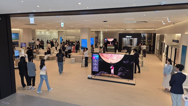 서울 강남 청담스토어에 28일 다수의 고객이 가전제품을 둘러보고 있다. 장우진 기자