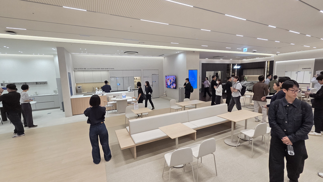 서울 강남 청담스토어에 28일 다수의 고객이 가전제품을 둘러보고 있다. 장우진 기자