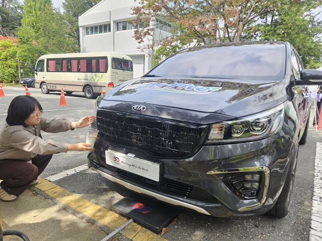 공기정화 자동차 전면부 그릴로 향 연기가 빨려 들어가고 있다.사진=이준기기자.