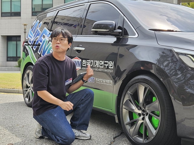 기계연 연구진이 공기정화 자동차에 대해 설명하고 있다.사진=이준기기자.
