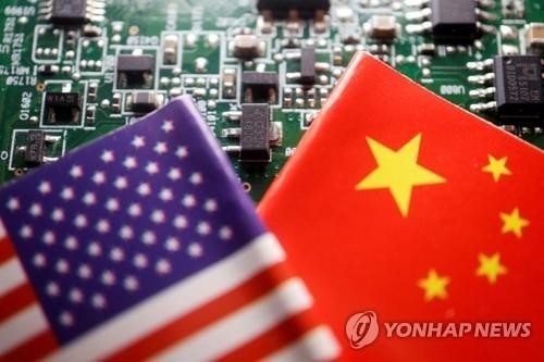 미국 성조기와 중국 오성홍기.양국은 AI 패권 경쟁을 치열하게 벌이고 있다.로이터 연합뉴스