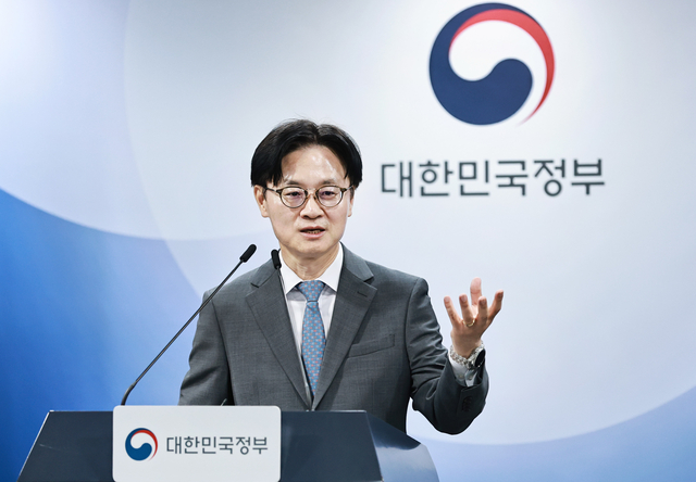 산업통상부와 해양수산부는 12일 호텔 현대바이라한 목포에서 '조선 M.AX(제조 AX) 얼라이언스 전략회의'를 열고,기존 '자율운항선박 M.AX 얼라이언스'를 '조선 M.AX 얼라이언스'로 재편한다고 밝혔다.사진