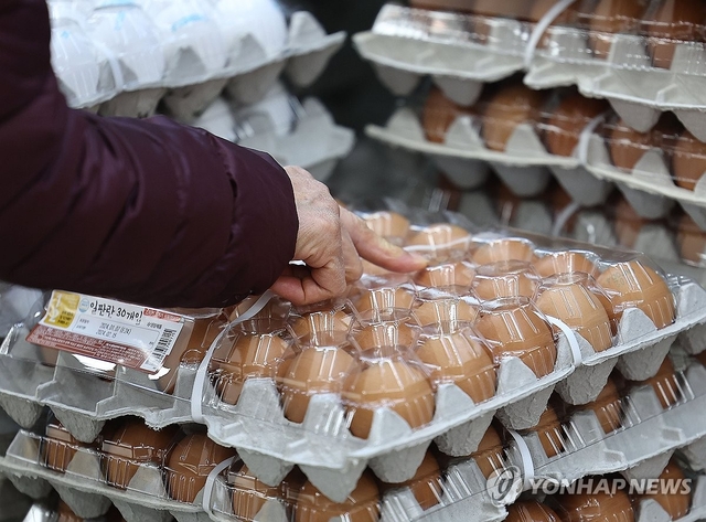 서울의 한 대형 마트에서 시민들이 계란을 구매하고 있다.  [연합뉴스]