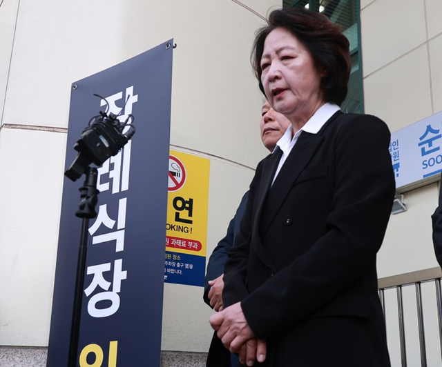 추미애 경기도지사가 17일 경기도 부천 공장 화재로 순직한 고(故) 김진석 소방위의 순천향대 부천병원 빈소 앞에서 발언하고 있다. [부천=연합뉴스]