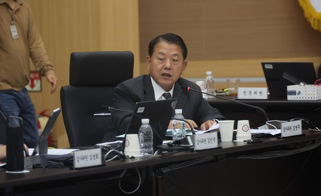 김병주 의원이 12일 대전 병무청에서 열린 국회 국방위원회의 병무청에 대한 국정감사에서 질의하고 있다. [연합뉴스]