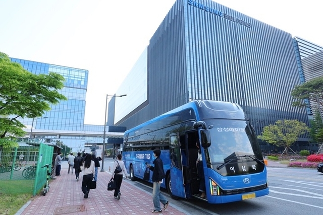 인천 송도 삼성바이오로직스 공장에 직원들이 출근하고 있다. 연합뉴스