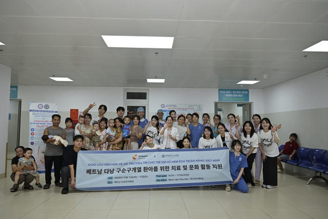 지난 10월 15~17일 베트남 다낭 모자병원에서 진행된 봉사활동에 참여한 관계자들이 단체 사진을 촬영하고 있다. 스마일게이트 희망스튜디오 제공