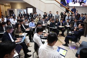 李<b>대통령</b> “韓 <b>주식시장</b> 매우 <b>저평가</b>… 조만간 필요한 조치할 것”
