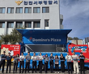 [포토] 도미노피자, <b>경찰의 날</b> 맞아 피자 나눔