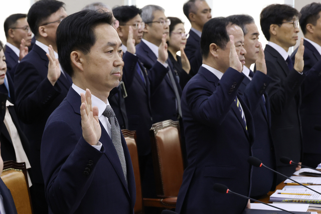 김지용 중대범죄수사청장이 26일 국회 행정안전위원회에서 열린 2026년도 종합 국정감사에 출석해 증인선서를 하고 있다. [연합뉴스]
