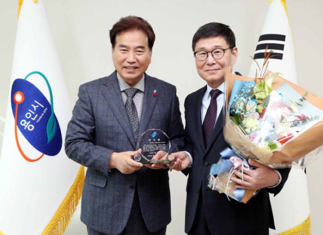 용인시, 단국대 어진우 산학부총장에 인문학 무료특강 감사패