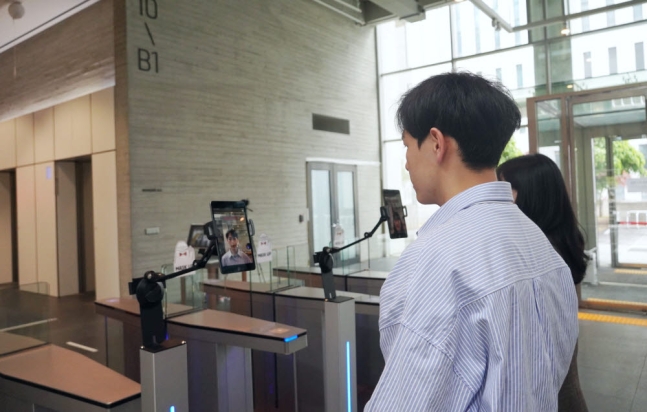 NHN이 자체 인공지능(AI) 기술을 활용한 얼굴인식 서비스를 7일 출시했다. NHN은 얼굴인식 서비스를 NHN 사옥 내 출입 게이트에 먼저 적용, 임직원 출입 시 활용한다.
