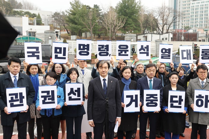 용산 찾아간 <b>조국</b> “22대 국회서 尹 <b>관권선거</b> 국조 추진”