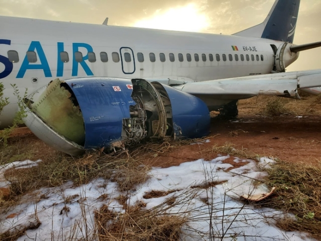 9일(현지시간) 세네갈 국제공항에서 보잉 737 모델의 여객기가 활주로를 이탈하는 사고가 발생했다. 그 여파로 여객기 왼쪽 날개와 엔진 부분이 크게 파손된 모습. 사진=엑스 갈무리