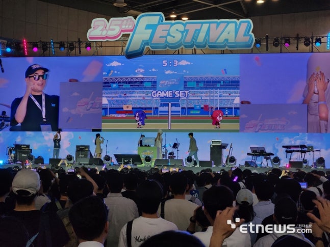 Kim Yong-ha, general PD of Nexon Games, won the Key Votos volleyball game against a spontaneously selected user on site and struck a victory pose.