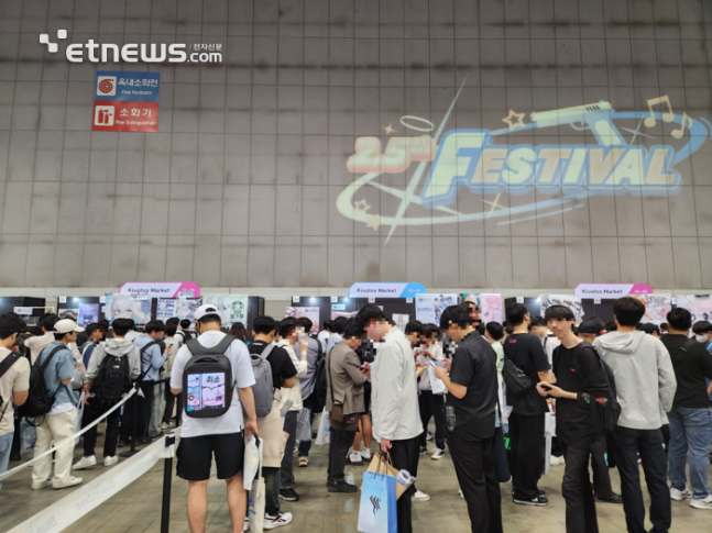 The booth selling Blue Archive secondary creations also drew large crowds, forming long lines.