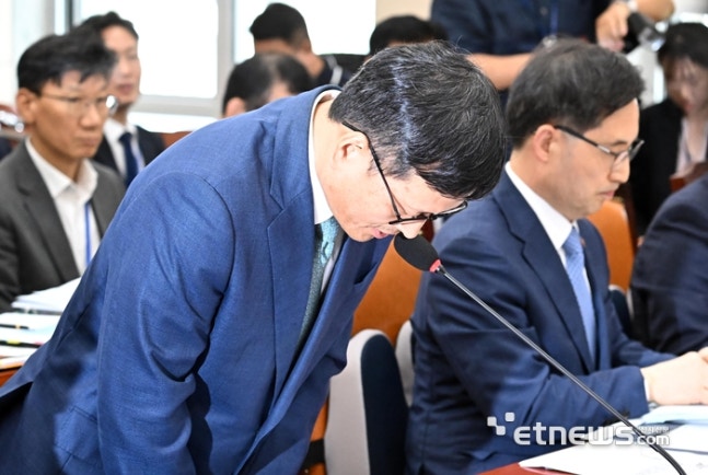 위메프·티몬 미정산 사태에 대한 현안질의가 30일 서울 여의도 국회 정무위원회에서 열렸다.구영배 큐텐 대표가 고개숙여 사과하고 있다.이동근기자