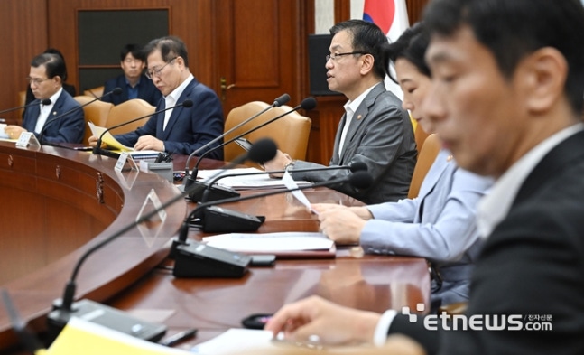 경제관계장관회의가 7일 서울 종로구 정부서울청사에서 열렸다.최상목 부총리 겸 기획재정부 장관이 모두발언을 하고 있다.이동근기자