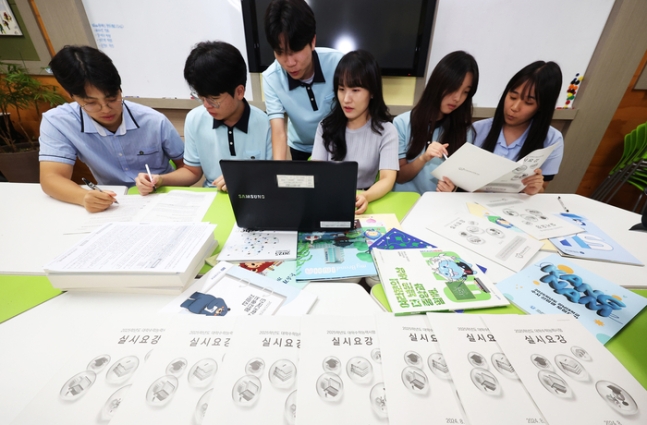 2025학년도 대학수학능력시험 원서접수 시작을 하루 앞둔 8월 21일 오후 경기도 수원시 장안구 조원고등학교에서 학생들이 선생님과 수능실시요강 등을 살펴보고 있다. 연합뉴스
