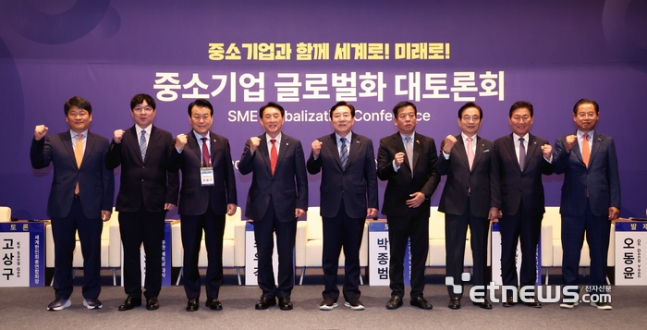 (왼쪽부터)오동윤 동아대학교 경제학과 교수, 이시욱 대외경제정책연구원장, 고상구 세계한인회총연합회장, 김석기 국회 외교통일위원장, 김기문 중기중앙회장, 부 호 주한베트남대사, 김우재 제22차 한인비즈니스대회장, 박종