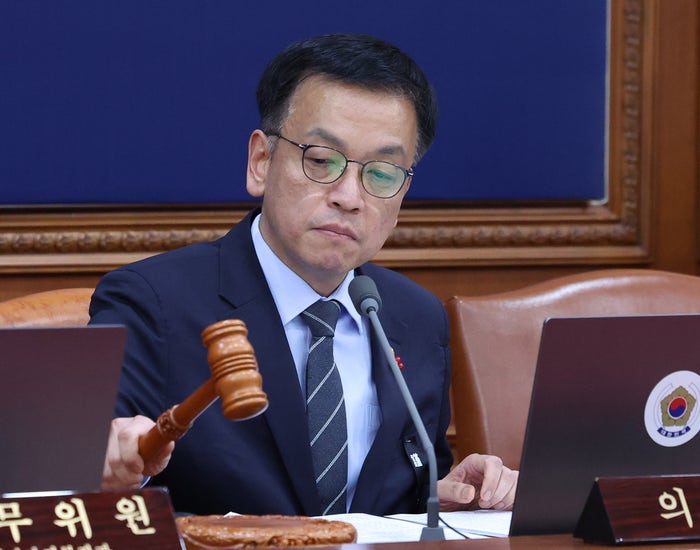 崔대행, <b>헌법재판관</b> 3명 중 2명 <b>임명</b>…野추천 1명 <b>보류</b>