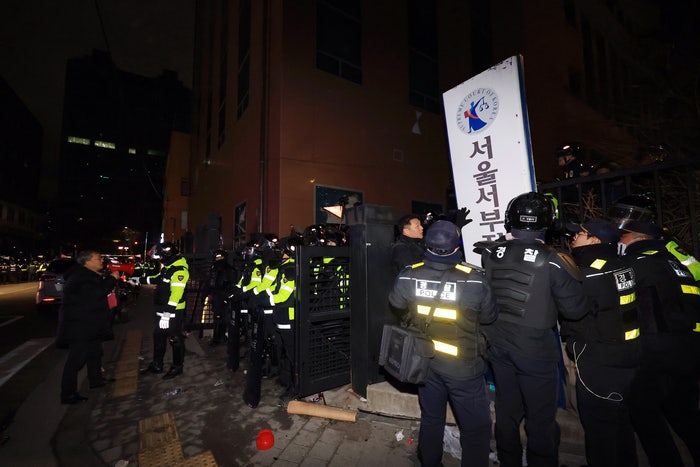 尹 <b>구속</b>에 <b>지지자</b>들 <b>서부지법 난입</b>…이틀간 연행자 85명